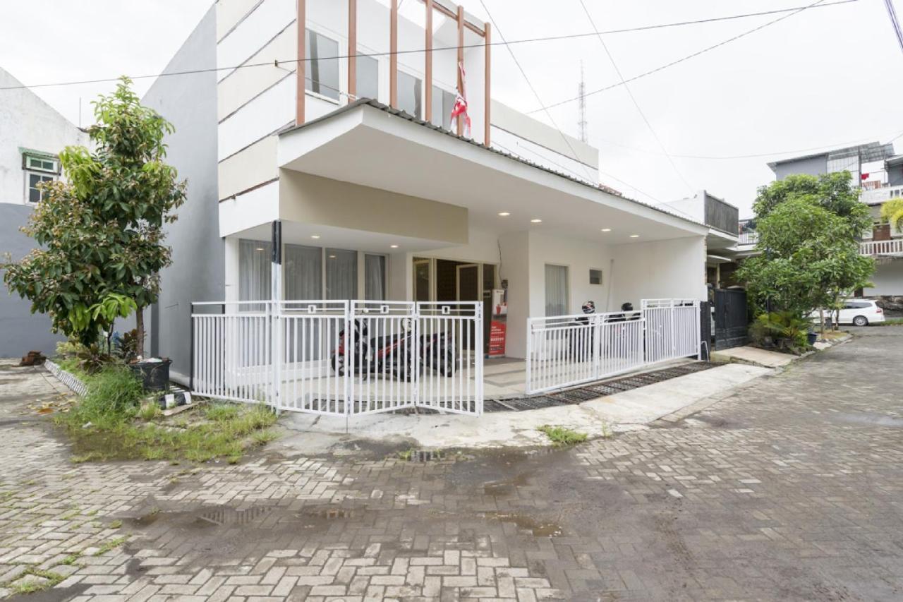Reddoorz Syariah @ Griya Shanta Malang Bagian luar foto